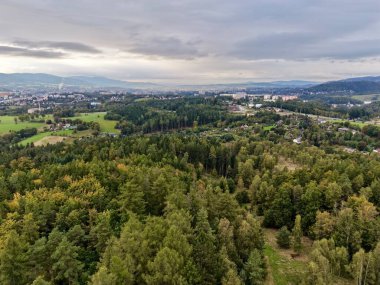 Hava Ormanı Bulutlu Gök Altında, Uzak Evler ve Katmanlı Tepeler, Soğuk Sonbahar Tonları, Geniş Kırsal Bölgeler