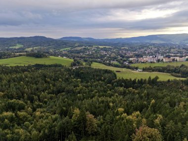 Katmanlı Tepelerin Süpürme Vista 'sı ile Yükseltilmiş Orman Sırtı, Ufuk' a uzanan yoğun tepe örtüsü, Serin Bulut