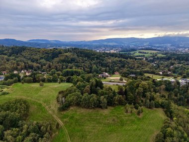 Gökyüzü Çayırı Önü Uzak Varoş Skyline, Yama Alanları ve Şeritleri Yumuşak Bulut Örtüsü