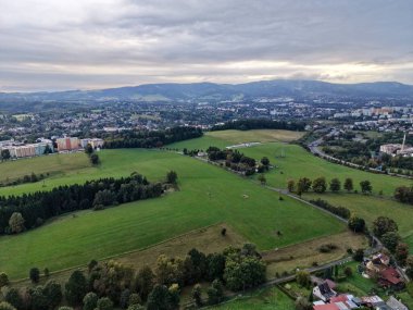 Şehir sınırındaki hava sahaları Rolling Meadows, Dağılmış Ağaçlar, Uzak Skyline, Yumuşak Bulut