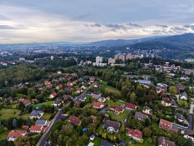 Hava Banliyö Çatıları Yumuşak Gündoğumunda Evlerin, Ağaçlarla çevrili Sokakların, Banliyö Yolcularının Başladığı Sıraları Gösteriyor