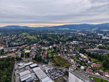 Parlayan Günbatımında Gökyüzü Varoş Skyline Dağılmış Işıklar, Yumuşak Bulutlar 