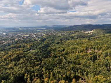 Uçan Yeşil Orman Tepesi Kasabası, Yuvarlanan Tepeler ve Dramatik Bulutlar Altındaki Yamalı Örtü,