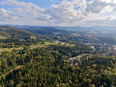 Gökyüzü Ormanı Önü Kentsel Sınır Bilim, Katmanlı Bulutlar Altında Uzak Şehir Gökyüzü, Karşıtlık
