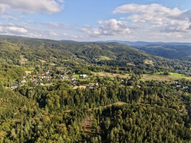Virajlı Yolu, Yamalı Arazileri ve Yamalı Yamalı Yamaçlar Arasında Yuvalanmış Evleri olan Hava Köyü Vadisi,
