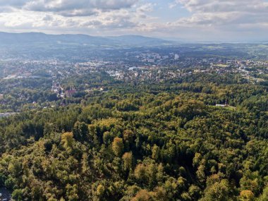 Hava Yeşilkuşağı ve Yoğun Ormanlık Çerçeve Uzak Kentsel Skyline, Geçiş Bölgesi Denge Gösterme