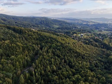 Parlak Gökyüzü Sahnesi, Parlak Dağ Tepesi Sürüklenen Bulut oluşumlarıyla dolu geniş donanma gökyüzüne karşı.