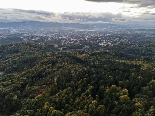 Havada dalgalanan tepeler ormanla kaplı, desenli gölgelikler ve süpürücü ufuk manzaralar için harika.