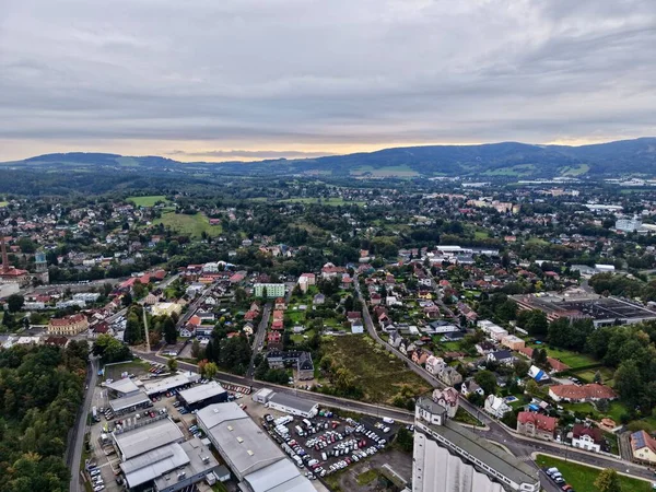 Parlayan Günbatımında Gökyüzü Varoş Skyline Dağılmış Işıklar, Yumuşak Bulutlar 