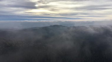 Bulut tabakası ve karamsar sisli sis dağı tepesi, keşif aracı tarama tepeleri ve vadileri