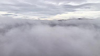 Yumuşak Bulut Topları ve Soluk Gökyüzü ile Örtülü Sis Pisti Sessizleştirilmiş Tonları Taşıdı