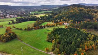 Yeşil Tepeler üzerinde hava sonbahar manzarası Köy ve virajlı yollar, Yamalı alanlar ve altın ağaçlar,
