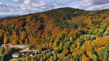 Sonbahar Vadisi Köyü Renkli Tepeler ve Virajlı Yol, Havadan Bakış Toplu Evler, Yol Kenarı