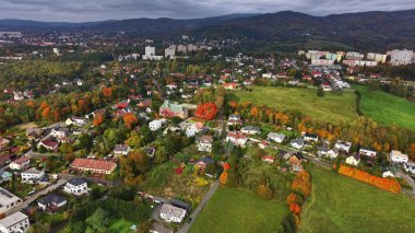 Sonbahar Renkleri, Bahçeler, Dönen Sokaklar ve Yumuşak Işık Altında Tepelerin Yanındaki Havadan Yeşil Kuşak