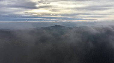 Bulut tabakası ve karamsar sisli sis dağı tepesi, keşif aracı tarama tepeleri ve vadileri