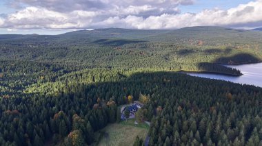 Lakeside Kır Evi Hava Manzarası Sahil Hattı ve Meadow, Kiralama Listesi Kabin Çekme, Rıhtım