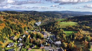 Kümelenmiş Evleri, Yamalı Arazileri, Sonbahar Ormanları ve Uzak Tepeleri olan Hava Bukolik Vadisi