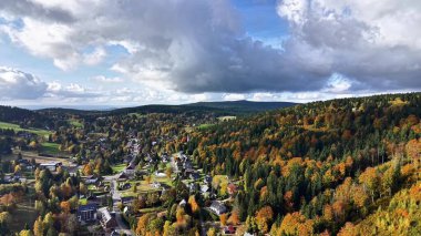 Dramatik Fırtına Bulutları Altında Hava Vadisi, Bulutları Yakalayan Fotoğrafçı, Orman Yollarından Gelen Yürüyüşçüler,