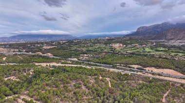 kıvrımlı nehir ve yama alanlarıyla hava manzaralı vadi düzlükleri, tarımsal araştırma görevleri
