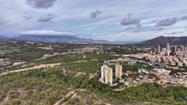 Gökyüzü manzaralı şehir bulutların altında, orman önü ve uzak nehir, şehir planlamacısı...