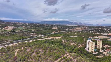 Hava manzaralı yeşil koridor ve orman tepe örtüsü, karışık tarım arazisi ve nehir, çevre bilimci