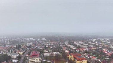 Geniş banliyölerin ve dolambaçlı yolların hava manzarası trafik koridorlarını haritalayan ve büyüyen ulaşım planlayıcısı