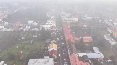 Ana caddenin havadan görünüşü yenilenmiş binalarla aynı hizada doğrusal perspektif dağıtım sürücüsü haritalama rotası