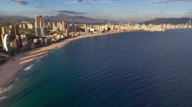 Sahil şeridi üzerinde hava güneşinin doğuşu. Sahil şeridi ve sakin okyanus, sisli sahil eğrisi, yüksek yükseliş.