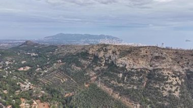 Hava manzaralı teras tepeleri kıyı arkaplanı, üzüm bağları ve zeytinliklerin drone görüntüleri, dolambaçlı kırsal alanlar.
