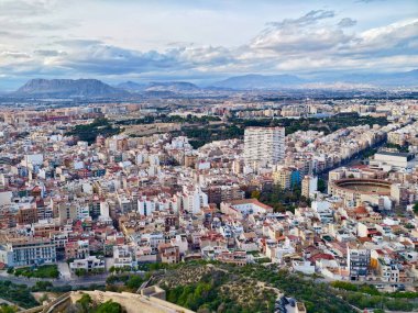 Dar sokakları ve karışık mimarisi olan tarihi bölge çatıları, aydınlık bloklar, uzak tepeler