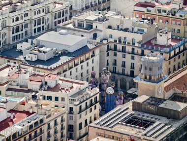 Süslü katedral kubbesi ve bitişik cepheler yukarıdan çekildi, karmaşık detaylar, terracotta çatıları,