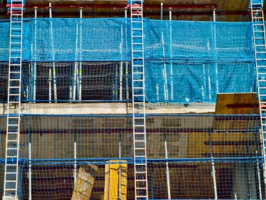 Mavi güvenlik ağı darağacına, merdivenlere ve örülmüş materyallere örülmüş, yakın görüş