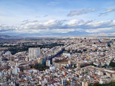 Doğal ve kültürel çevreye sahip büyük şehir manzarasının merkezinde yer alan mimari anıt.