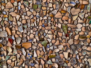 Renkli seramik parçalar mozaik zemin ayrıntıları, parlak tabaka parçaları ve kalın porselen parçaları.