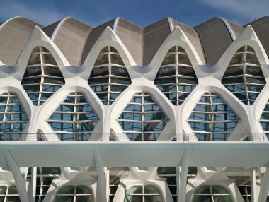 Kubbeli pencereli modüler beyaz cephe, güçlü tekrarlama ritmik desen yaratır, gün ortası ışığı