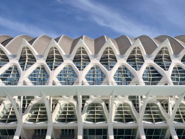 Katmanlı beyaz ızgara dökme karmaşık gölgeler, üst üste binen cepheler derinlik ve doku oluşturur, açık mavi gökyüzü