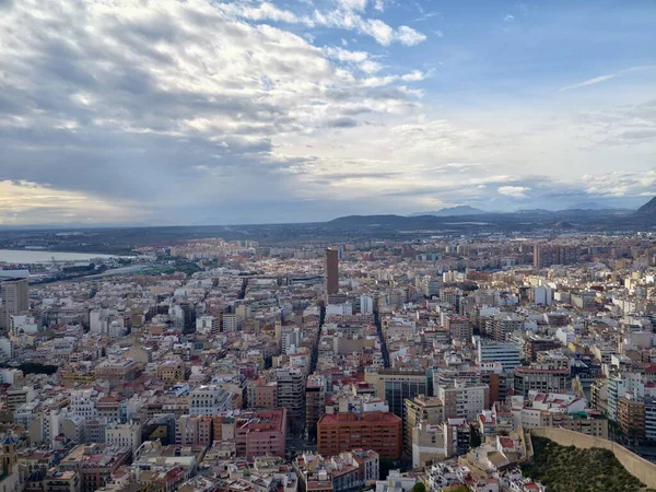 Tekneleri ve manzarası olan sakin bir liman sakin suları ve yansımaları olan güzel bir sahil marinası.