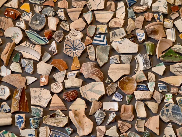 Eski seramik parçalar mozaik duvar desenleri, beyazlatılmış çömlek parçaları ve renkli cam parçalar.