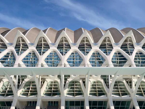 Katmanlı beyaz ızgara dökme karmaşık gölgeler, üst üste binen cepheler derinlik ve doku oluşturur, açık mavi gökyüzü