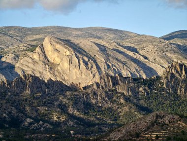 Pürüzsüz kubbe oluşumu geniş vadi manzarasına hükmediyor. Yuvarlak kaya yamaçları açık ovalarla buluşuyor.