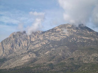 Kayalık dağ yamacı desenli katman ve talus alanlarını gösteriyor, jeolog saha çalışması kavramını yakından gösteriyor