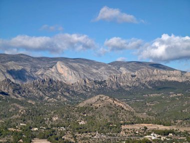Dağılmış köylü geniş dağ vadisi, tarla arazileri ve kırsal kesimi taşıyan dolambaçlı yollar.