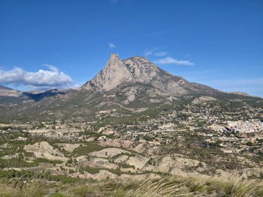 Uçsuz bucaksız vadi ve teraslı tarım arazisiyle dramatik kayalık zirve, İHA bakış açısı dokulu yamaçları yakalıyor.,