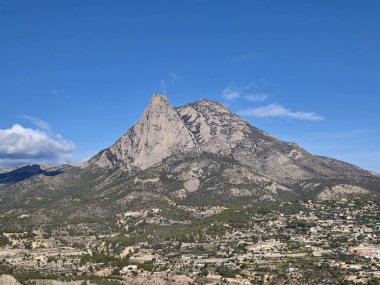 Resimli kasaba dağ üssüne kurulmuş, kümelenmiş evler, virajlı yollar ve yeşil yamaçlar her gün çerçeveleniyor