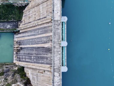 hava manzaralı sızıntı kanalı ve baraj arması akış desenlerini, kontrol kapılarını, beton dokuyu gösteriyor