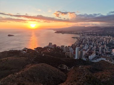 Alacakaranlık kıyı şeridi araştırması yoğun yüksek küme ve kıvrımlı körfezi Pastel gökyüzü altında, gelişmiş perspektif