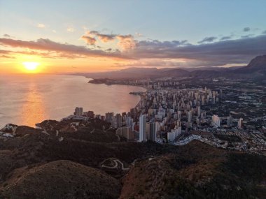 Güneşli körfez manzarası ikonik ufuk çizgisi eğrisi ve ışıl ışıl okyanus, ön planda sırt çerçevesi sahnesi, davetkar
