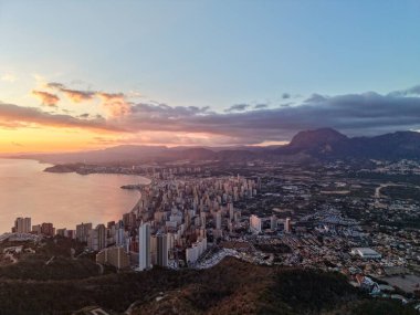 Yoğun kuleleri ve körfeze tepeden bakan arazileri gösteren yükseltilmiş kalkınma beklentisi, altın ışık