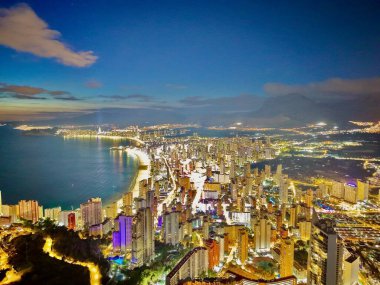 Kıyı silueti sergilenen yatırımlar gökdelenler ve tatil beldeleri, aydınlatılmış mülkler