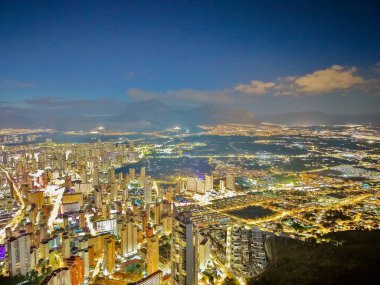 Şirket gökdelenleri gece için aydınlatıldı. Cam kuleler ve iş yeri ışıklarıyla, yoğunlaştırıldı.